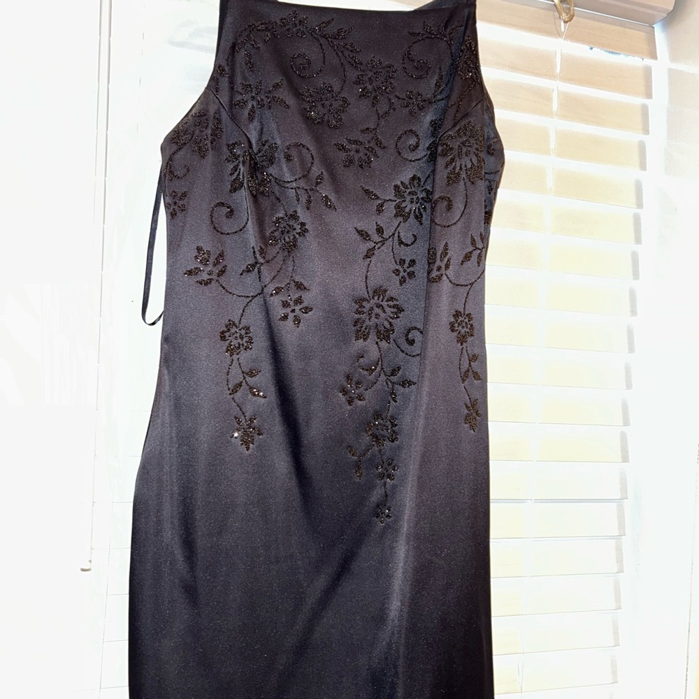 Elegant Black Sleeveless Midi Sheath Dress with Embellishments for Cocktail